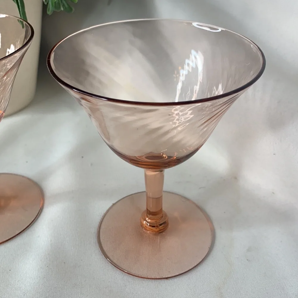 Beautiful pink swirl champagne/ sherbet glasses - Picture 5 of 9